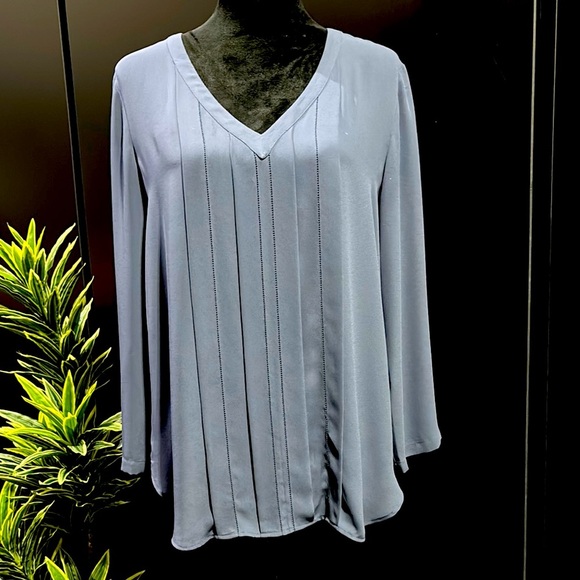 Ann Taylor Semi Sheer,V-neck,pleated front,key hole back,slit side,long sleeve - Picture 1 of 12
